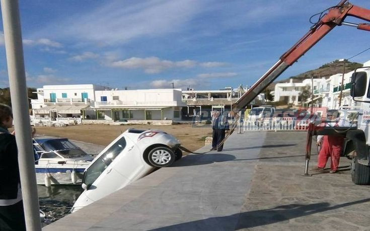 Ξέχασε το χειρόφρενο και το αυτοκίνητο έπεσε στη θάλασσα (εικόνες)